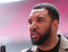 特洛伊·迪尼(Troy Deeney)担任了“不受欢迎”的BBC职位，并立即以承诺瞄准前任